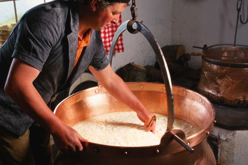 Echte Handarbeit und kein Klischee: Almkäse wird vielerorts noch im Kessel am offenen Feuer hergestellt.