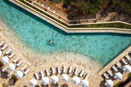 Der Pool des Resorts liegt direkt auf den Felsen der Xaracca-Bucht an der Nordspitze der Insel