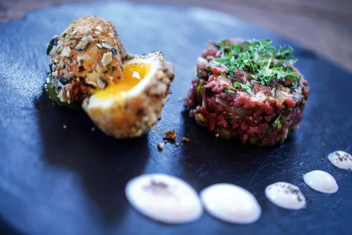 Beef Tartar mit gebackenem Ei: Im »Hoamat« wird Regionalität großgeschrieben, die Produzenten kommen alle aus dem Umkreis.