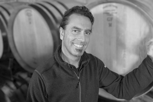 Winzer Marco Casanova bringt das Terroir des Walensees im Kanton St. Gallen perfekt auf die Flasche.