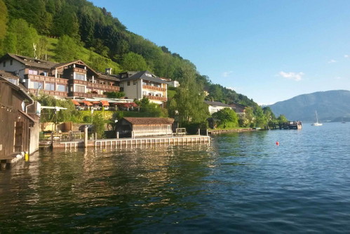 Wenn die Sonne am Traunsee untergeht, genießt man auf der Terrasse des »Gasthofs Grünberg« bei Familie Pernkopf fangfrische Reinanke bei einer traumhaften Aussicht.