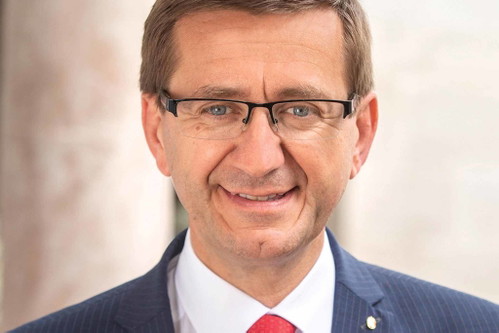 »Essen und Trinken sowie regionale Lebensmittel werden auch für unsere Urlaubsgäste immer wichtiger. Deshalb entwickelt Oberösterreich in der Zusammenarbeit von Landwirtschaft, Wirtschaft und Tourismus ein unverwechselbares Kulinarik-Profil. Gemeinsam schaffen wir Anreize für besondere Genussmomente, persönliche Begegnungen und kulinarische Entdeckerreisen durch Oberösterreich.« Markus Achleitner Wirtschafts- und Tourismus-Landesrat