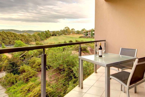 «BALGOWNIE ESTATE» (Australien): Ein Weinerlebnis der besonderen Art bietet der Weinkeller, in dem man geführte Weinverkostungen erleben kann. Die «Flagship Weine» des Guts sind der prämierte Estate Cabernet Sauvignon und Estate Shiraz. Und auch das angeschlossene luxuriöse Hotel spielt in der höchsten Klasse.