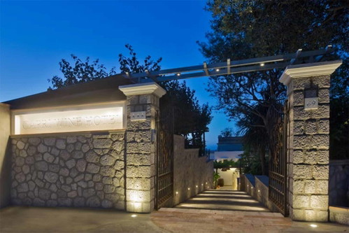 «CAPRI WINE HOTEL» (Italien): Mit Blick auf das Meer zieht das Hotel seine Gäste in den Bann. Die gut ausgestattete Weinbar mit italienischen Weinen lässt keine Wünsche offen. Die schattige Terrasse lädt dazu ein, diesen auch im Freien zu geniessen.