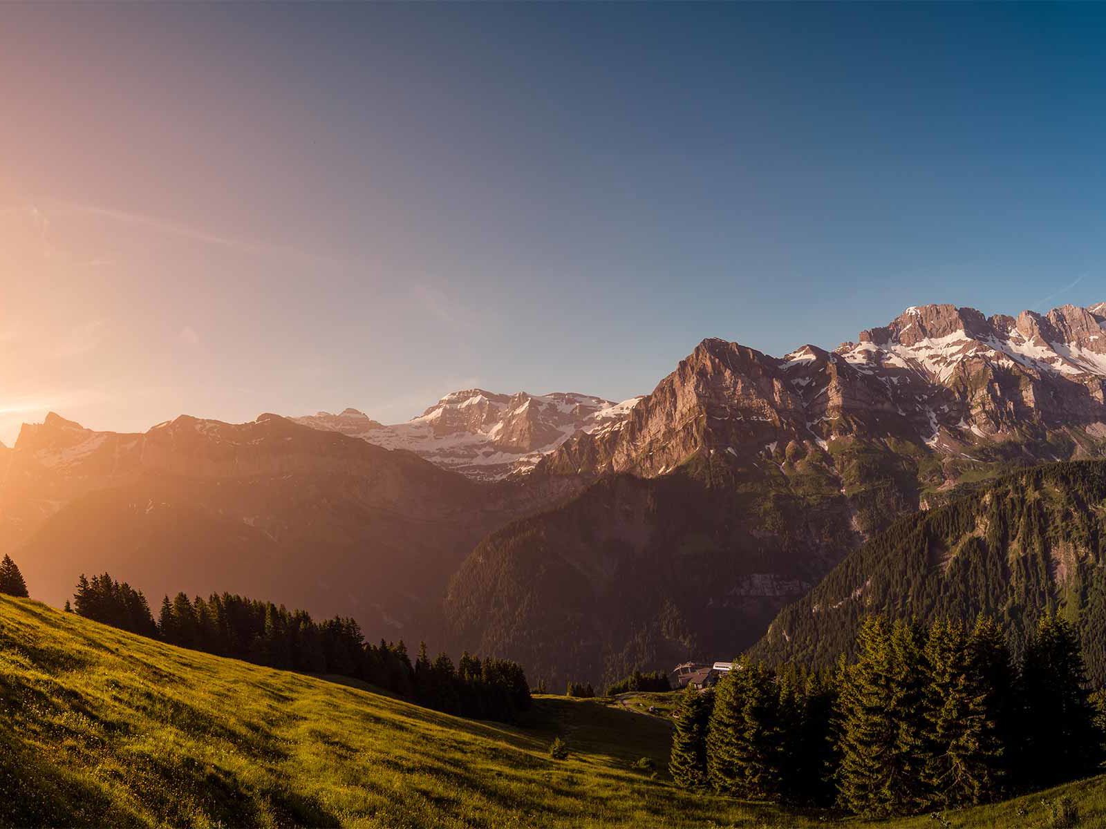 Sieben steile Alpengipfel&nbsp;bilden die Dents du Midi gegenüber dem grünen Val d'Illiez.