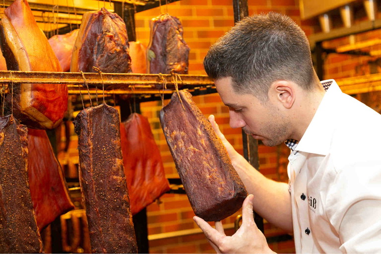 Trockenes Karree: Fein rauchig mit Koriander und Wacholder.