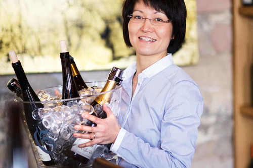 Fumiko Tokuoka, studierte Geisenheimerin, keltert im Weingut Biffar puristischen Riesling und betreibt auch ein japanisches Restaurant.