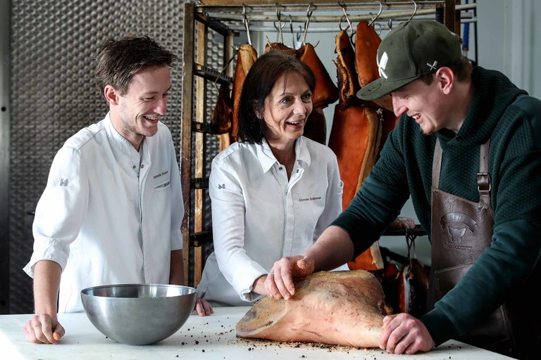 Elisabeth &amp; Clemens Grabmer, Restaurant »Waldschänke«, mit Simon Humer vom Biohof Thomabauer in Prambachkirchen