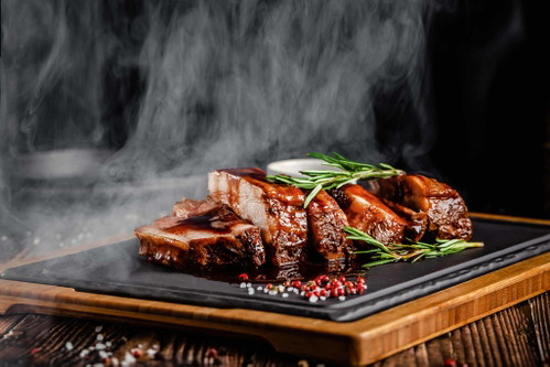 USA:&nbsp;Für das echte Barbecue der Südstaaten kommt man an einem Smoker nicht vorbei. Die ersten Versuche lassen sich aber auch mit einem Holzkohle- oder sogar mit einem Gasgrill machen. Für Letzteren kann man kleine Metallboxen kaufen, die mit Räucherchips befüllt werden und direkt auf die Brenner kommen. Beim Holzkohlegrill streut man die Chips auf die niedergebrannte Glut.