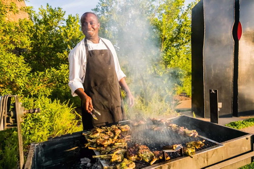 Auch wenn seit einigen Jahren immer öfter Gas- und Kohlegrills zu finden sind&nbsp;– für ein echtes Braai braucht es Holz.&nbsp;