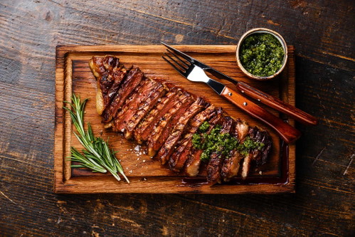 Grillen in puristischer Form: Steak mit grobem Salz und Chimichurri-Sauce&nbsp;– so mögen es die Argentinier.&nbsp;