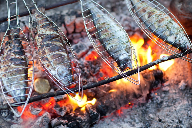 Wer Fisch grillieren möchte sollte das mit einem entsprechenden Fischkorb tun.