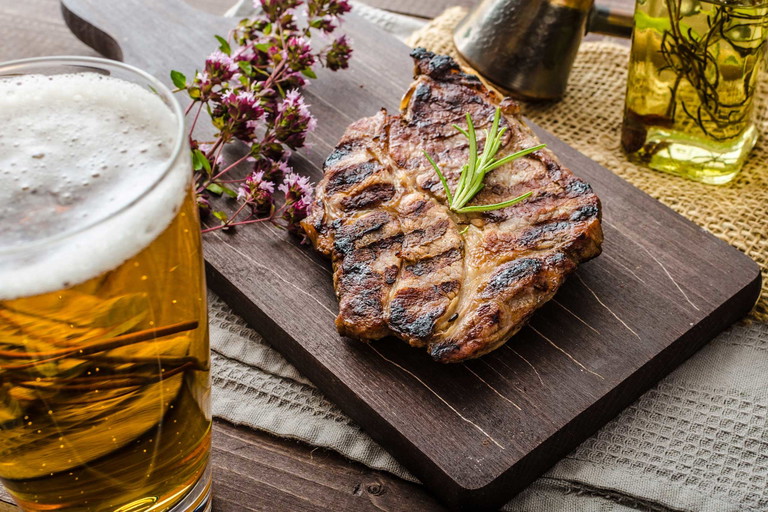 Bier sollte beim Grillieren eher getrunken denn über das Fleisch gegossen werden.