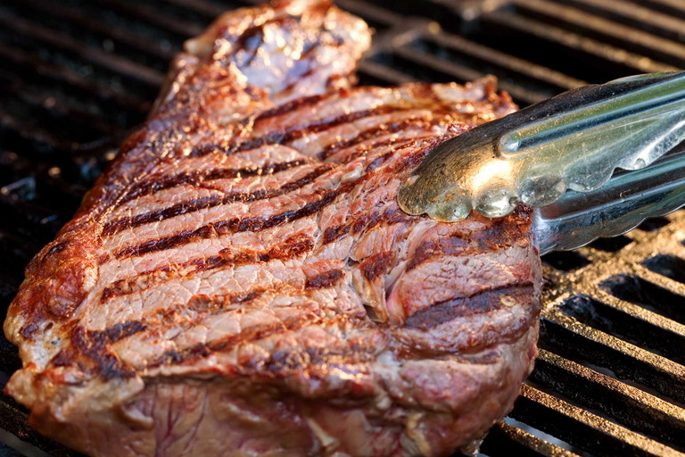Die Grillzange sollte an keinem Grill fehlen.