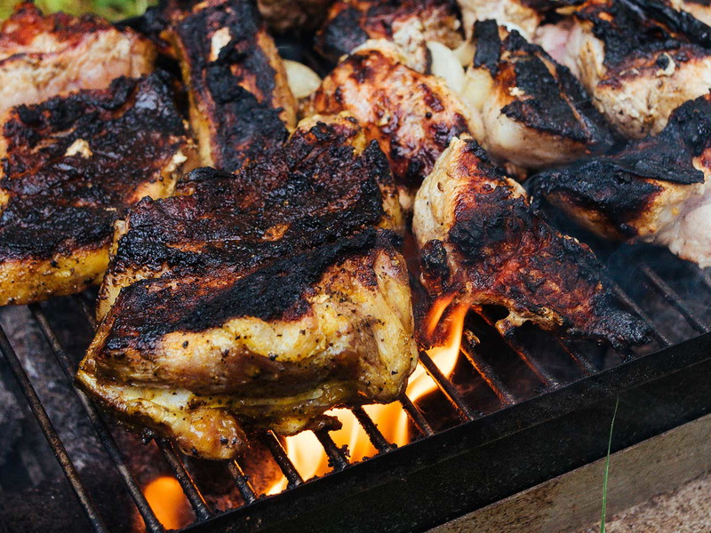 Wer die Marinade zu früh aufträgt dem verbrennt das Fleisch.