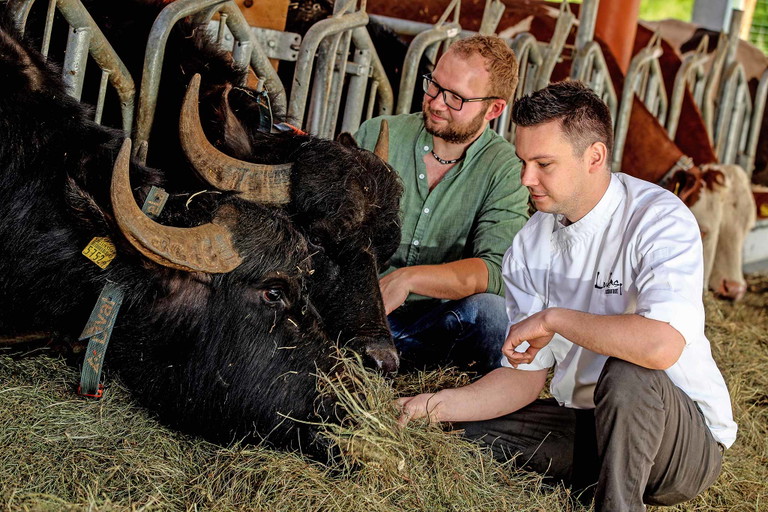 Lukas Kienbauer, »Lukas Restaurant« in Schärding, mit Silberbüffel-Züchter Johann Gabauer