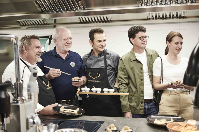 Gastwirt Denis M. Kleinknecht, Kochlegende Otto Koch, Drazen Loncar aus dem Team des »Gasthofs Heinzinger« sowie Gerhard und Uschi Kohlfürst (Fürstenfelder Gastronomie und Hotel).