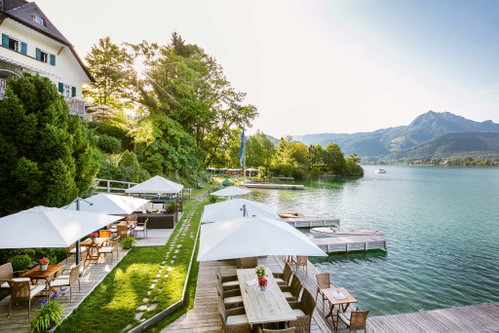 »Landhaus zu Appesbach«:&nbsp;Ein zauberhaftes Refugium am Wolfgangsee mit Landhausflair, luxuriösen Zimmern, vorzüglicher Küche, toller Strandbar und mehr als einer Prise herzlicher Gastlichkeit.
