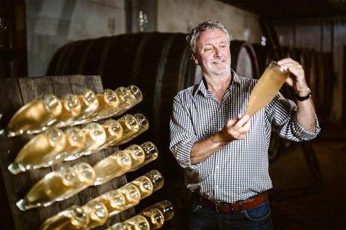 Auch Sekt kann in der Pfalz vom Feinsten sein: Werner Jülg rüttelt von Hand.