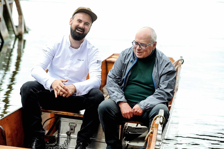 Lukas Nagl, Restaurant »Bootshaus« am Traunsee, mit Traunsee-Fischer Gerhard Friedl