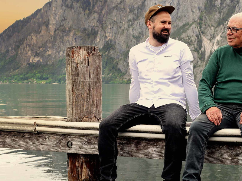 Topkoch Lukas Nagl vom Restaurant »Das Bootshaus« am Traunsee mit »seinem« Traunseefischer Gerhard Friedl.