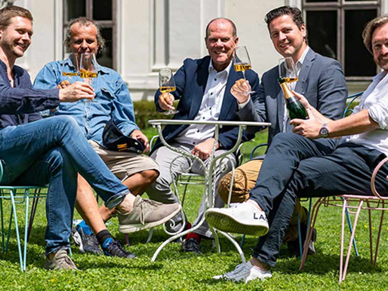 Das »Palais Freiluft«-Team stößt auf einen erfolgreichen Start an.