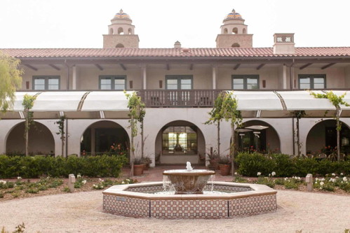 «PONTE VINERY» (USA): Eine Auszeit – abseits vom Stadtlärm und Stress – bietet das Hotel im kalifornischen Süden. Das Hotel setzt auf nachhaltige Produktion der Weine und bietet vom roten Tempranillo bis zum weissen Chardonnay eine grosse Bandbreite exklusiver Weine an.