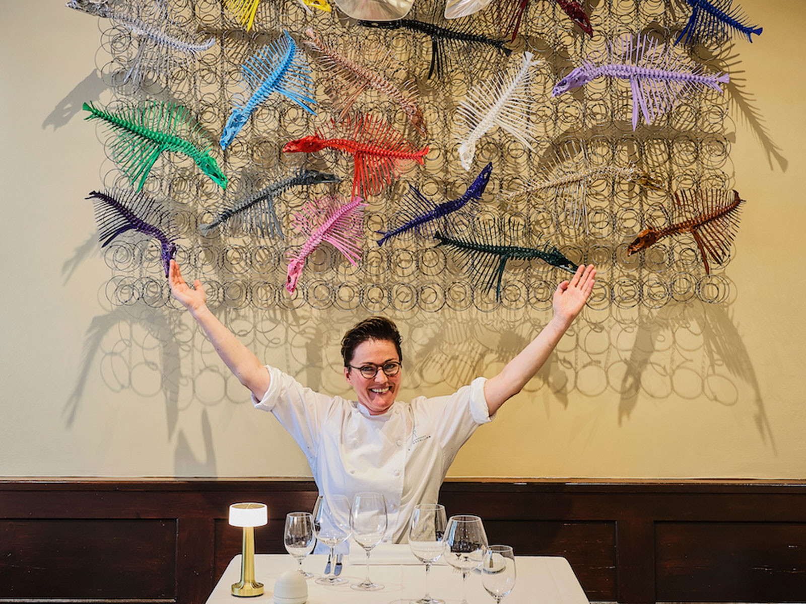 Sigi Schelling unter einer&nbsp;Kunstinstallation ihres früheren Chefs.