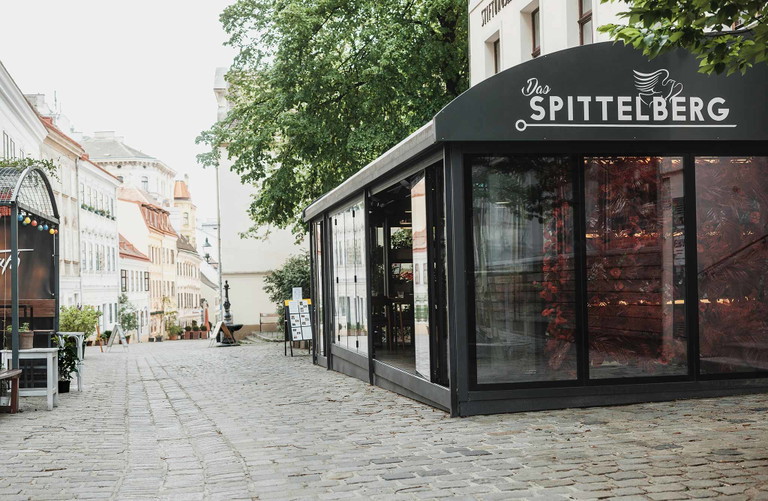 Das Restaurant verfügt über eine&nbsp;Rotisserie von Edelausstatter Molteni&nbsp;– die Rezepte aber hat Brunner für&nbsp;Haushaltsgriller adaptiert.