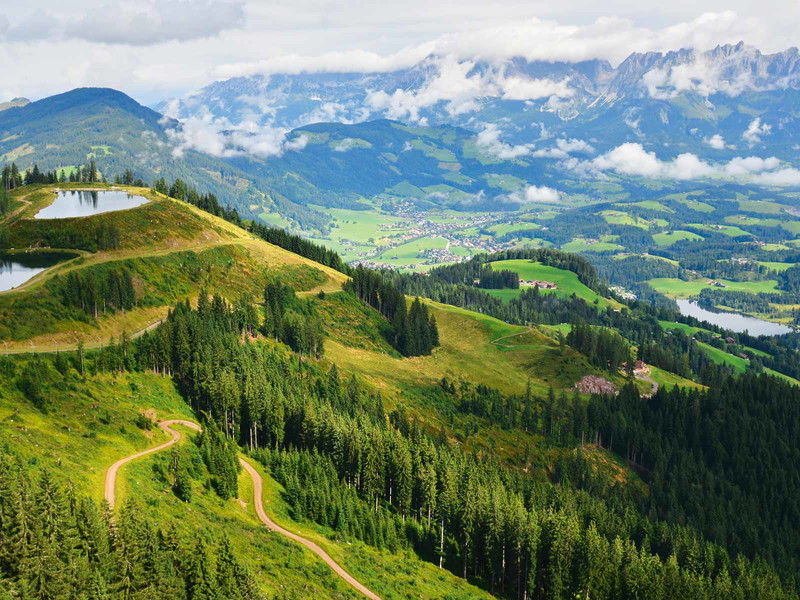 Die Streif in ungewohnt sommerlichem Licht.
