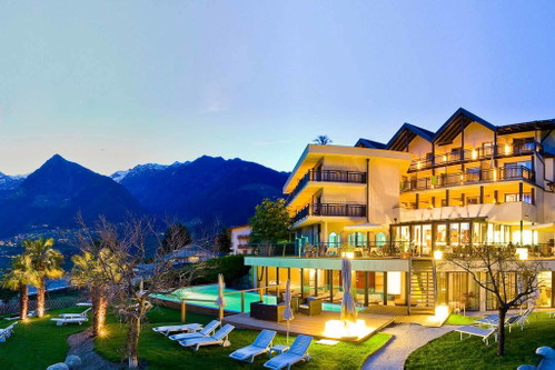 «DER WEINMESSER» (Italien): Wein ist in jedem Bereich des Hotels zu finden: Ob als Begleitung zu einem Dinner oder als Traubenkern-Ganzkörperpeeling im Spa Bereich. Während des gesamten Aufenthalts verwöhnen die Früchte Seele und Gaumen. Der Weinmesser gehört zu den Vinum Hotels in Südtirol, die noch etwa 30 weitere Weinhotels im Repertoire haben.