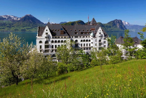 «PARK HOTEL VITZNAU» (Schweiz): Das Hotel am Vierwaldstättersee hält in einem der sechs Weinkeller den einen oder anderen edlen Tropfen für seine Gäste bereit. Bei einer privaten Weindegustation, einer Führung mit dem Sommelier durch die Weinkeller oder einem abendlichen Ausklang im Champagnerkeller kann man in die Erlebniswelt der Weinkultur eintauchen.