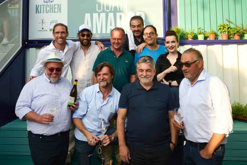 Die Protagonisten – 2. Reihe v.l.: Johannes Kriegs-Au und Clemens Hromatka (»taste! Food Market«), Fritz Wieninger (Weingut Wieninger), Juan Amador (Drei-Sterne-Koch), Xavier Plotitza (Metro) und Alexandra Gorsche (Moderatorin, Falstaff Profi); 1. Reihe v.l.: Bernhard Ott (Weingut Bernhard Ott), Heinz Velich (Weingut Velich), Reinhard Hanusch (Lohberger) und Hans Reisetbauer (Reisetbauer Brand).&nbsp;