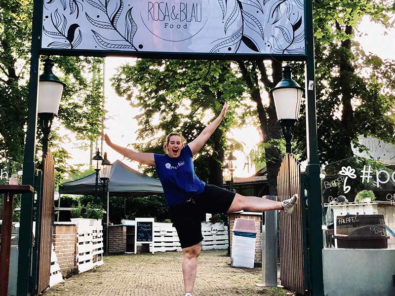 Emilia Orth-Blau freut sich über den schönen Gastgarten.