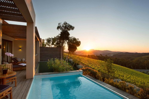 «DELAIRE GRAFF ESTATE» (Südafrika): Ein Besuch im Hotel bedeutet ultimativer Luxus für die Gäste: Jede Lodge hat Zugang zu einem privaten Swimming Pool, der Ausblick auf die hoteleigenen Weingärten und der Service erfüllen jeden Anspruch. Die fruchtige Note erhält der Wein unter anderem durch die atlantische Brise. Kein Wunder, dass die Weine immer wieder preisgekrönt werden.