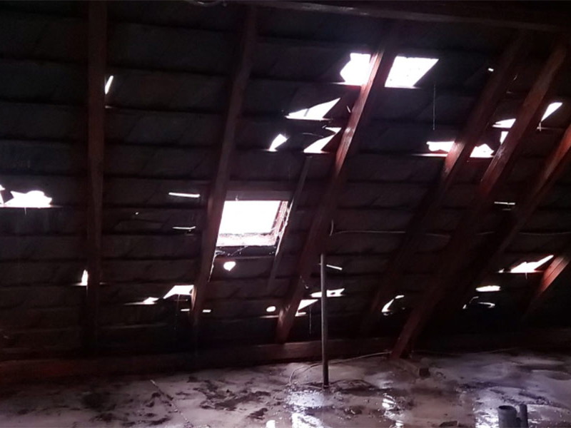 Eines der vielen zerstörten Dächer in Rossatz