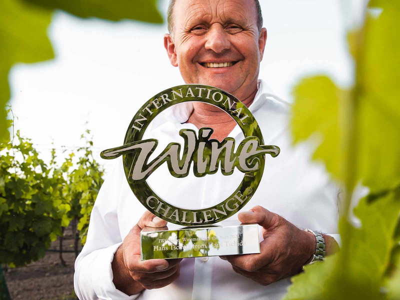 Hans Tschida mit der IWC-Trophäe