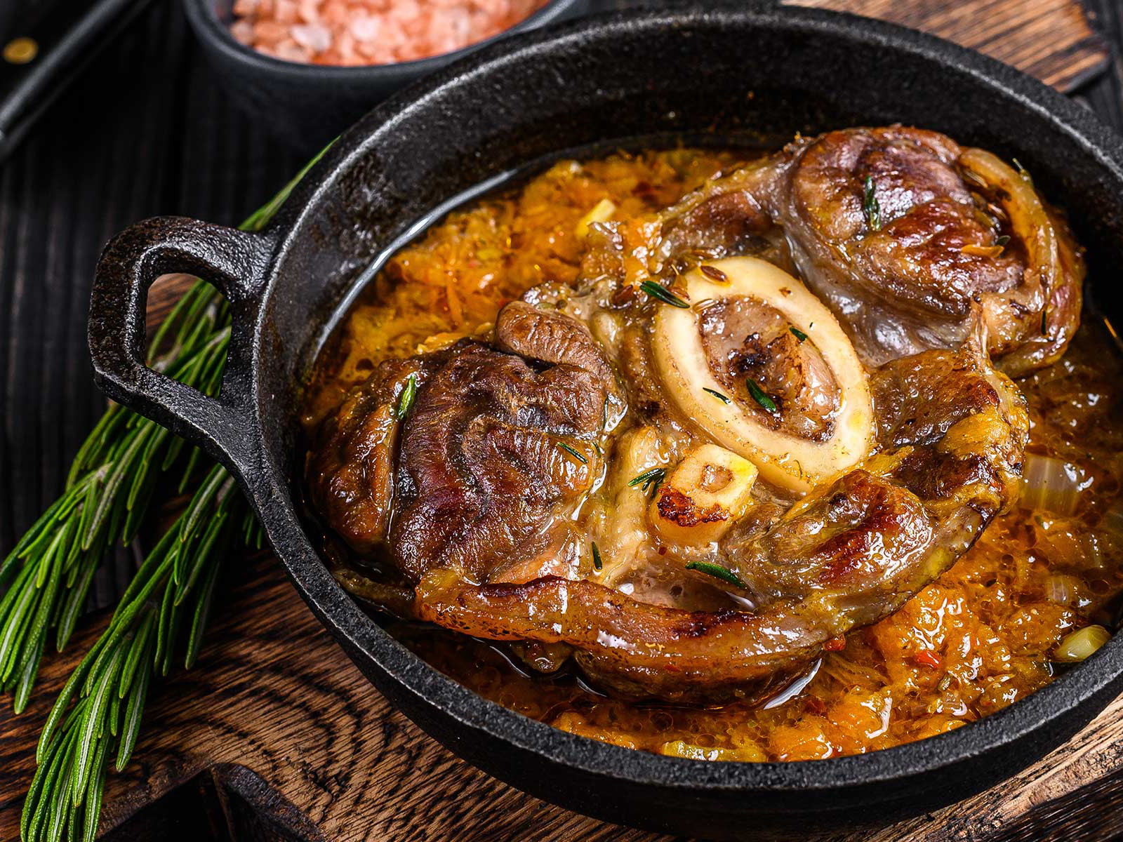 Das Gericht namens Osso&nbsp;buco lässt sich aus dem&nbsp;Italienischen als »Knochen mit Loch« übersetzen.