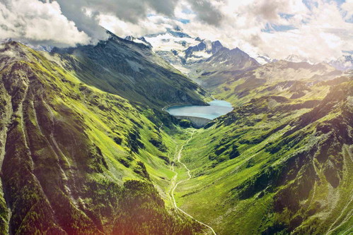 Das Walliser Nebental Val d’Anniviers mit dem Stausee von Moiry.