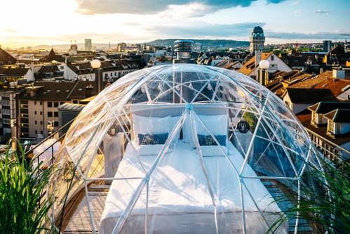 Rooftop Bubble Suite by «Widder Hotel» Hoch oben über dem Trubel der Stadt und unter dem Sternenhimmel haben Gäste exklusiv für den Sommer die Möglichkeit in der «Bubble Suite» des Zürcher «Widder Hotel» zu schlafen.
«Widder Hotel», Rennweg 7, 8001&nbsp;Zürich
