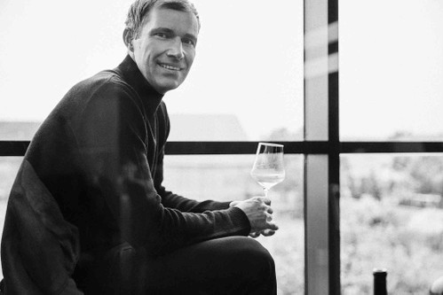 Neben dem&nbsp; für Andau typischen Zweigelt liebt Erich Scheiblhofer internationale Varietäten wie Cabernet und Shiraz.  Pullover und Hose: Rick Owens