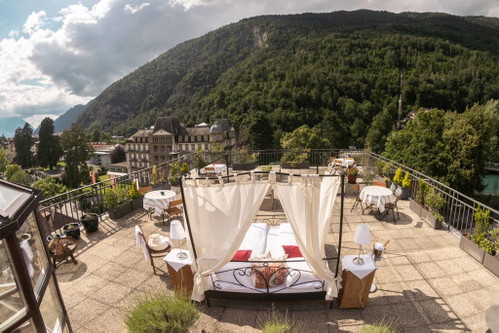 Dachterrasse der Aarmuehlesuite Carlton-Europe Das Himmelbett auf der Panorama-Dachterrasse der Aarmühle-Penthouse-Suite des «Carlton» überragt alle Dächer von Interlaken.
«Carlton-Europe Vintage adults Hotel», Höhenweg 92, 3800&nbsp;Interlaken