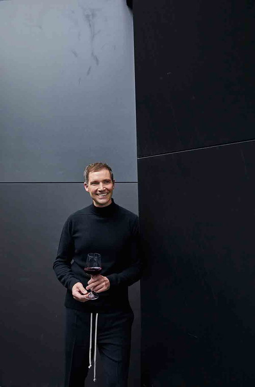 Erich Scheiblhofer ist Herr über sage und schreibe 3642 Barriquefässer, die seinen Weinen die richtige Eleganz und Statur verleihen.
Pullover: Rick Owens Hose: Balmain