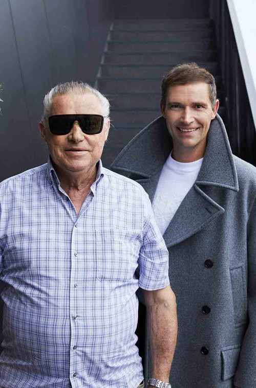 Der Junior ist »Winzer des Jahres«, der Senior Johann Scheiblhofer alias »Big John« erhielt den höchsten Orden des Burgenlandes.
Sonnenbrille: Saint Laurent Mantel: Jil Sander