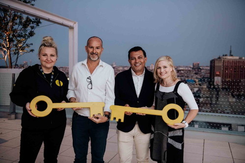 Schlüsselübergabe bei der Eröffnung des »JO&amp;JOE Wien« (v.l.): Julia Neuhold (General Managerin des JO&amp;JOE Wien), François Leclerc (Brand &amp; Operations Vice-President for JO&amp;JOE), Alpaslan Deliloglu (CEO &amp; CSO IKEA Österreich), Johanna Cederlöf (Market Manager Ikea Wien-Westbahnhof)