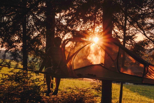Mikroabenteuer im Baumzelt Von dem Baumzelt für zwei mitten im Wald gibt es einen herrlichen Blick über die hügelige Landschaft des Emmental und ein gemütliches, selbst zubereitetes Abendessen.
Mikroabenteuer im Baumzelt, Bahnhofstrasse 16, 3400&nbsp;Burgdorf