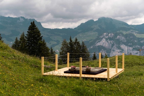 Sternenplattform Alp Habergschwänd Auf der Alp Habergschwänd hoch über dem Walensee können Gäste auf der lauschigen Holzplattform die idyllische Bergwelt um sich herum geniessen.  «Bergrestraurant Habergschwänd», Talalpstrasse 15, 8757&nbsp;Filzbach