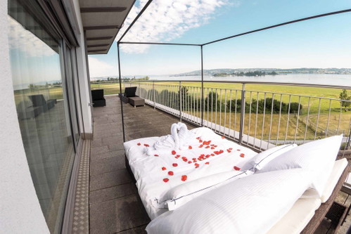 Outdoor Zimmer Seedamm Plaza Auf der Terrasse der Pentouse Suite Deluxe des «Seedamm Plaza» schläft man im Gartenbett hoch über dem Zürichsee.
Hotel Seedamm Plaza, Seedammstrasse 3, 8808&nbsp;Pfäffikon