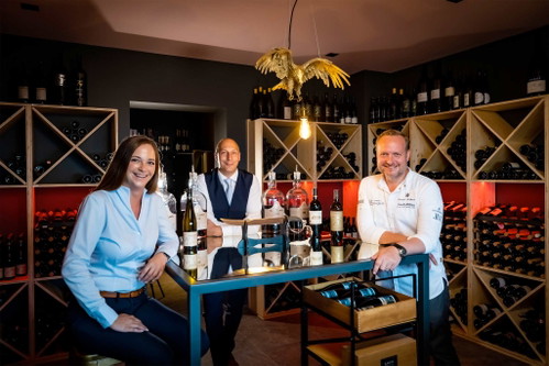 Hubert Wallner mit Sommelier Andreas Katona und Restaurantleiterin Daniela Zuzek