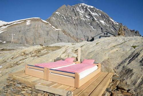 Sternguckerbett Lötschenpasshütte Von der Lötschenpasshütte, die auf 2690 Meter über Meer zwischen dem Gasterntal und dem Lötschental&nbsp;liegt, geniesst man&nbsp; einen einmaligen Blick auf die Walliser Viertausender.
«Lötschenpass Hütte», 3918&nbsp;Wiler (Lötschen)